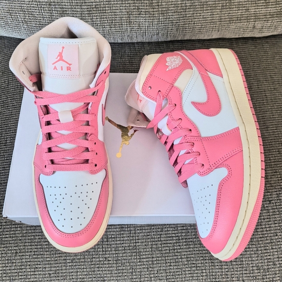 Wmns Air Jordan 1 Mid "Guava Ice" Size 10 - Picture 3 of 7